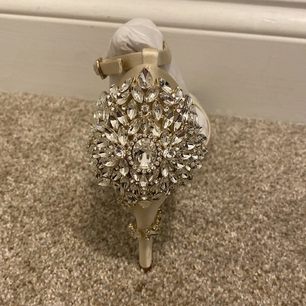 NIB stunning Badgley Mischka Vienna ivory satin shoes. Size 9. - Picture 9 of 15